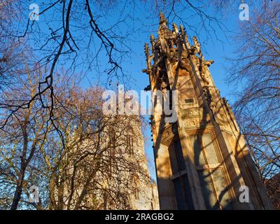 Regno Unito, North Yorkshire, York, West Towers of York Minster e Second Boer War Memorial Foto Stock