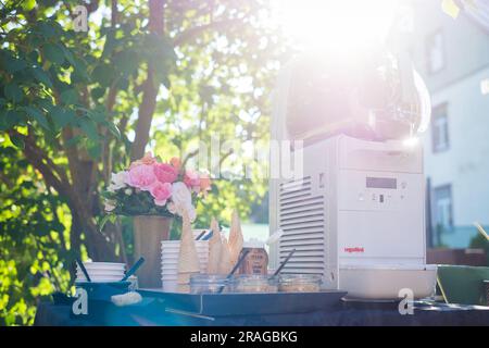 Tallinn, Estonia - 30 giugno 2023: Gelateria morbida Ugolini con coni di cialde, tazze e spruzzi durante la festa estiva in giardino. Foto Stock