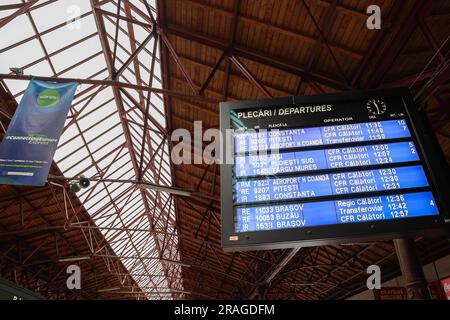 Foto della sala principale di gara de Nord a Bucarest, Romania, con la sua scheda partenze. Stazione ferroviaria nord di Bucarest (rumeno: Gara București N Foto Stock