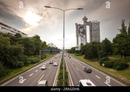 Immagine di una folla di auto che utilizzano l'autostrada principale di Belgrado durante l'ora di punta. Belgrado è la città principale della Serbia e un importante centro economico di Balk Foto Stock