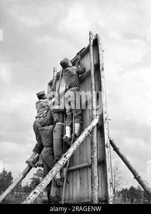 Soldiers of 41st Engineers on Obstacle Course, Fort Bragg, North Carolina, USA, Arthur Rothstein, STATI UNITI Office of War Information, marzo 1942 Foto Stock