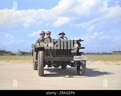 Sergente Franklin Williams, a sinistra, in jeep, Fort Bragg, North Carolina, USA, Arthur Rothstein, Stati Uniti Office of War Information, marzo 1942 Foto Stock