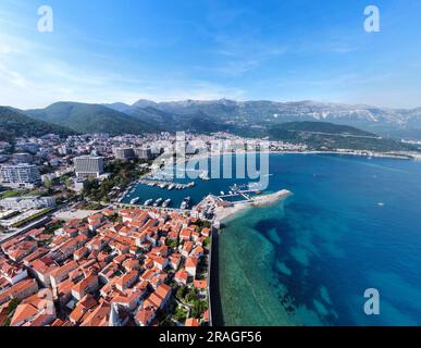 Vista aerea su Budva dalla città vecchia - Budva, Montenegro Foto Stock
