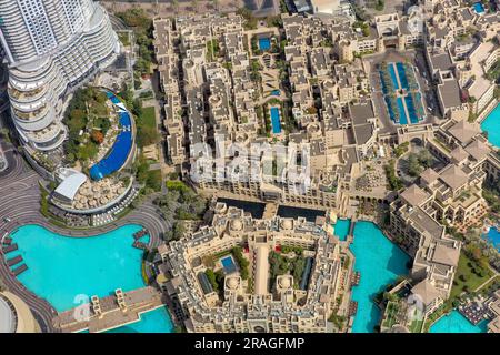 L'area della fontana e del lago di Dubai è vista dall'edificio Burj Khalifa, Dubai, Emirati Arabi Uniti Foto Stock