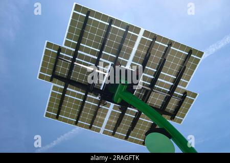 Pannelli solari fotovoltaici montati su palo urbano per la fornitura di energia elettrica di lampioni e telecamere di sorveglianza. Foto Stock