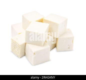 Deliziosi cubetti di formaggio tofu isolati su bianco Foto Stock