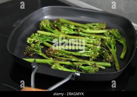 Piatto grill con gustosi broccolini cotti sul piano cottura, primo piano Foto Stock
