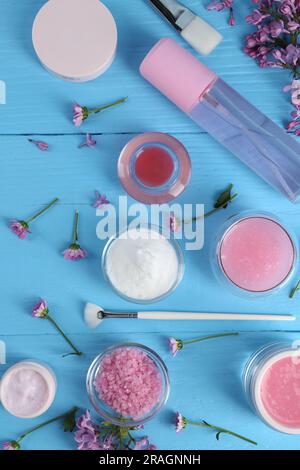 Composizione piatta con prodotti cosmetici fatti in casa e ingredienti freschi su un tavolo di legno azzurro Foto Stock