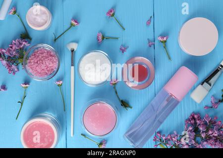Composizione piatta con prodotti cosmetici fatti in casa e ingredienti freschi su un tavolo di legno azzurro Foto Stock
