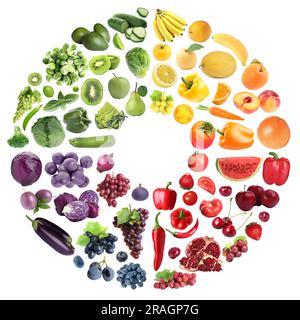 Forma a noce composta da frutta e verdura fresche disposte nei colori dell'arcobaleno Foto Stock