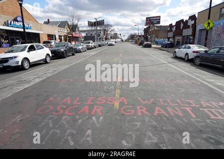 I nomi delle vittime, tra cui Oscar Grant III e Malissa Williams, uccise dalle forze dell'ordine in strada alla George Floyd Memorial Square all'incrocio tra Chicago Avenue e 38th Street, sabato 2 aprile 2022, a Minneapolis. Foto Stock