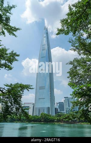 Seul, Corea del Sud - 3 luglio 2023: Vista della Lotte World Tower a Seul, Corea del Sud. Foto Stock