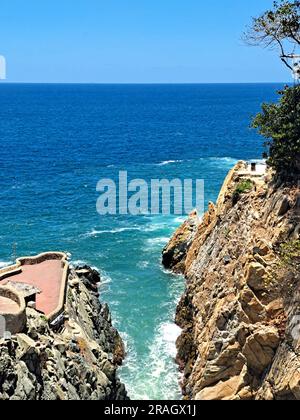 La Quebrada è una scogliera con un canale nel porto di Acapulco, Guerrero, Messico, dove le famose immersioni sono fatte da giovani che la scalano Foto Stock