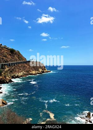 La Quebrada è una scogliera con un canale nel porto di Acapulco, Guerrero, Messico, dove le famose immersioni sono fatte da giovani che la scalano Foto Stock