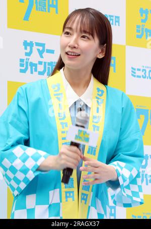 Tokyo, Giappone. 4 luglio 2023. L'attrice giapponese Riho Yoshioka partecipa a un evento promozionale della lotteria estiva Jumbo per il primo biglietto in vendita a Tokyo martedì 4 luglio 2023. Migliaia di scommettitori si sono messi in fila per i biglietti nella speranza di un miliardario. (Foto di Yoshio Tsunoda/AFLO) Foto Stock