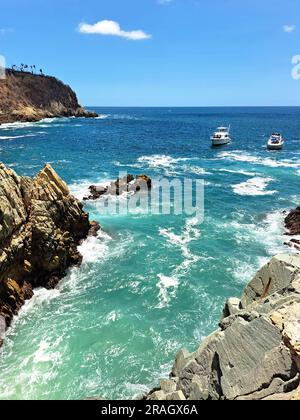 La Quebrada è una scogliera con un canale nel porto di Acapulco, Guerrero, Messico, dove le famose immersioni sono fatte da giovani che la scalano Foto Stock