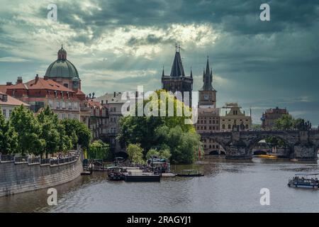 Cielo nuvoloso sul ponte carlo e sulla torre gotica della città di Praga Foto Stock