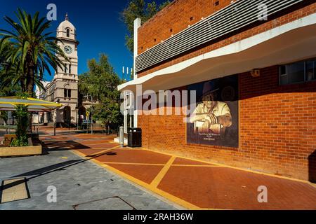 Tamworth, nuovo Galles del Sud, Australia - strade cittadine con storico edificio di uffici postali sullo sfondo Foto Stock