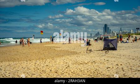 Gold Coast, Queensland, Australia - Spiaggia affollata allo Spit Foto Stock