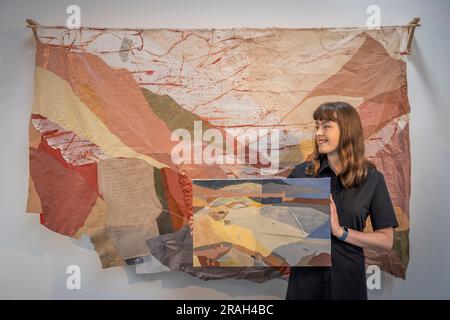 Dovecot Studios, Edimburgo, Scozia. Scottish Landscapes: A New Generation (1° luglio - 7 ottobre 2023) quest'estate Dovecot mette i paesaggi scozzesi sulla mappa in una mostra che presenta nuovi talent show - Siobhan McLaughlin, In piedi di fronte a uno dei suoi pezzi 'The Mountain Pass' 2022/ 2023 lei tiene il pezzo - An Cala (The Harbour) 2023 Siobhan ha curato anche la mostra. Comunicato stampa info - Dovecot sta fornendo una piattaforma cruciale per un giovane curatore per presentare gli artisti emergenti quest'estate in "Scottish Landscapes: A New Generation". Apertura sabato 1 luglio, l'exhib Foto Stock