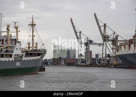 Amburgo, Germania. 3 luglio 2023. La figura mostra un "Barkassenfahrt" nel porto di Amburgo durante il primo giorno di una missione diplomatica del governo fiammingo e della città di Anversa ad Amburgo, Germania, lunedì 03 luglio 2023. BELGA PHOTO NICOLAS MAETERLINCK Credit: Belga News Agency/Alamy Live News Foto Stock