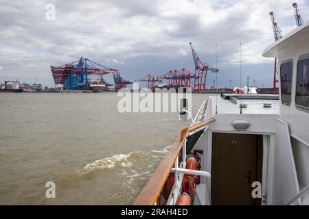 Amburgo, Germania. 3 luglio 2023. La figura mostra un "Barkassenfahrt" nel porto di Amburgo durante il primo giorno di una missione diplomatica del governo fiammingo e della città di Anversa ad Amburgo, Germania, lunedì 03 luglio 2023. BELGA PHOTO NICOLAS MAETERLINCK Credit: Belga News Agency/Alamy Live News Foto Stock