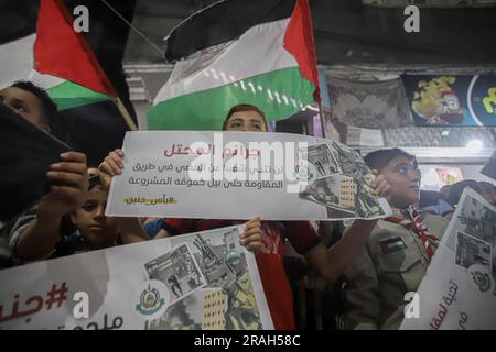 Palestina. 3 luglio 2023. I sostenitori del movimento palestinese di Hamas prendono parte a una manifestazione nella Striscia di Gaza il 3 luglio 2023, protestando contro un'operazione militare israeliana nella città di Jenin in Cisgiordania. Israele ha intensificato le operazioni nella Cisgiordania settentrionale, sede della città di Jenin e del suo adiacente campo profughi, una roccaforte di gruppi armati palestinesi dove si sono verificati numerosi attacchi contro israeliani e attacchi da parte di coloni ebrei contro le comunità palestinesi. Foto di Ramez Habboub/ABACAPRESS.COM credito: Abaca Press/Alamy Live News Foto Stock