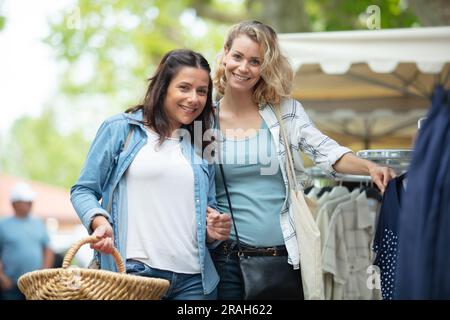 giovani belle donne al mercato settimanale dei tessuti Foto Stock