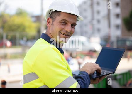 lavorate con un notebook fuori dal sito Foto Stock