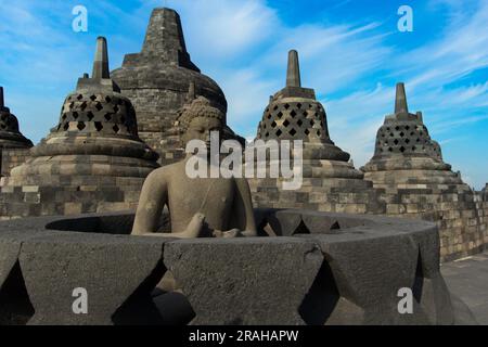 Tempio di Borobudur a Giava, Indonesia, Monumento al Buddhismo Buddha e all'Antica religione Foto Stock