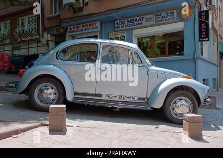 Auto VW Beetle blu chiaro in una strada nel quartiere Cihangir di Istanbul, Turchia Foto Stock