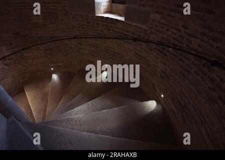 gradini del castello da vicino, un antico castello all'interno c'è un posto per un'iscrizione. Foto di alta qualità Foto Stock