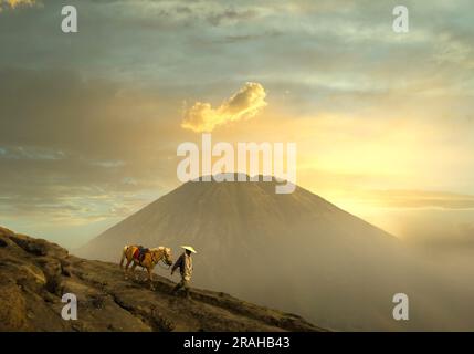 Cavalieri con cavallo si gode l'alba dal Monte Bromo, Indonesia. Foto Stock