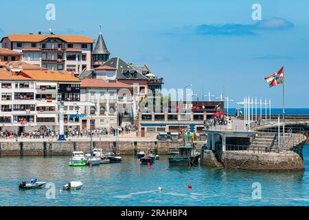 Spagna. 3 luglio 2023. Foto di Alex Whitehead/SWpix.com - 03/07/2023 - in bicicletta - 2023 Tour de France - fase 3: Amorebieta-Etxano a Bayonne (193 km) - il giro in peloton attraverso la città costiera di Lekeitio. Credito: SWpix/Alamy Live News Foto Stock