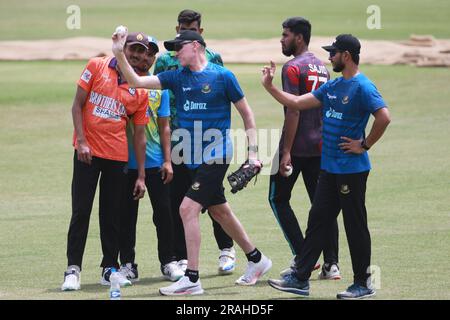 L'allenatore del bowling veloce del Bangladesh Allan Donald dà consigli ai giocatori di NET Bowler mentre i cricket del Bangladesh frequentano la sessione di allenamento presso lo Zahur Ahmed Chowdhury S. Foto Stock