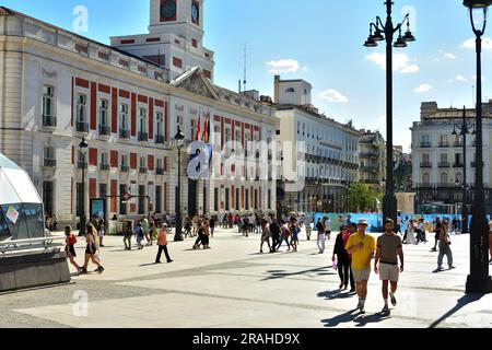 Persone che camminano in piazza Puerta del Sol di Madrid. 1° luglio 2023 Foto Stock