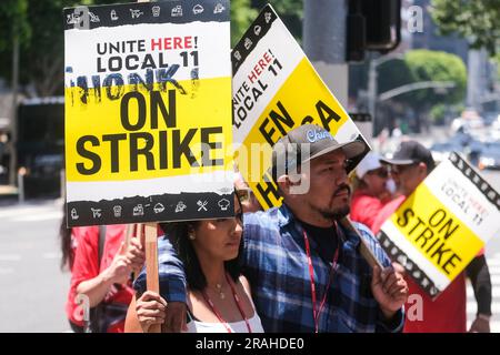 Los Angeles, Stati Uniti. 3 luglio 2023. I lavoratori degli hotel che tengono cartelli si radunano fuori dall'Intercontinental Los Angeles Downtown. I lavoratori degli hotel della California meridionale sono IN SCIOPERO! Migliaia di persone hanno abbandonato il lavoro presso le strutture di Downtown Los Angeles e Santa Monica, nel tentativo di garantire una retribuzione più elevata e miglioramenti nell'assistenza sanitaria e nelle prestazioni pensionistiche. (Foto di Ringo Chiu/SOPA Images/Sipa USA) credito: SIPA USA/Alamy Live News Foto Stock