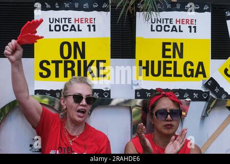 Los Angeles, Stati Uniti. 3 luglio 2023. I lavoratori degli hotel che tengono cartelloni si radunano fuori dal JW Marriott Los Angeles. I lavoratori degli hotel della California meridionale sono IN SCIOPERO! Migliaia di persone hanno abbandonato il lavoro presso le strutture di Downtown Los Angeles e Santa Monica, nel tentativo di garantire una retribuzione più elevata e miglioramenti nell'assistenza sanitaria e nelle prestazioni pensionistiche. (Foto di Ringo Chiu/SOPA Images/Sipa USA) credito: SIPA USA/Alamy Live News Foto Stock