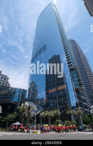 Los Angeles, Stati Uniti. 3 luglio 2023. I lavoratori degli hotel che tengono cartelli si radunano fuori dall'Intercontinental Los Angeles Downtown. I lavoratori degli hotel della California meridionale sono IN SCIOPERO! Migliaia di persone hanno abbandonato il lavoro presso le strutture di Downtown Los Angeles e Santa Monica, nel tentativo di garantire una retribuzione più elevata e miglioramenti nell'assistenza sanitaria e nelle prestazioni pensionistiche. (Foto di Ringo Chiu/SOPA Images/Sipa USA) credito: SIPA USA/Alamy Live News Foto Stock