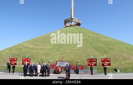 (230704) -- MINSK, 4 luglio 2023 (Xinhua) -- il presidente bielorusso Alexander Lukashenko (fronte) parla a un evento che segna il giorno dell'indipendenza della Bielorussia presso il complesso commemorativo Mound of Glory fuori Minsk, Bielorussia, il 3 luglio 2023. (Sito web ufficiale del presidente della Repubblica di Bielorussia/Handout via Xinhua) Foto Stock