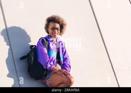 giovane donna africana sorridente in abiti sportivi Foto Stock
