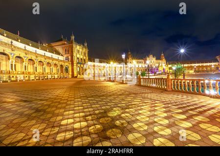 Ponte di León a Siviglia, splendida vista della grandiosa struttura rinascimentale di Piazza Spagna. Al calar della notte Plaza de Espana rivela il suo fascino incantevole Foto Stock