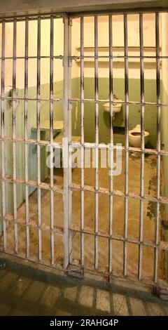 Porta grigliata in metallo chiusa che guarda all'interno di una cella di una prigione Alcatraz Federal Penitentiary San Francisco California USA Foto Stock