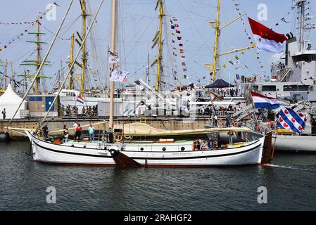 Den Helder, Paesi Bassi. 30 giugno 2023. Una vecchia chiatta durante i giorni della marina nel porto di Den Helder. Foto di alta qualità Foto Stock