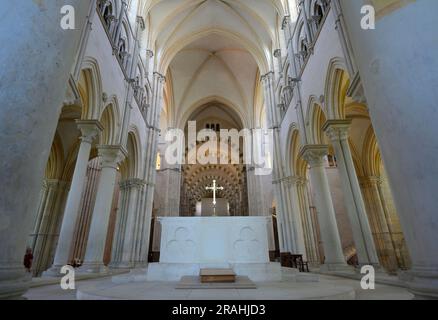 La maestosa Basilica di Sainte-Marie-Madeleine (Abbaye Sainte-Marie-Madeleine de Vézelay) in cima alla collina, Vezelay FR Foto Stock