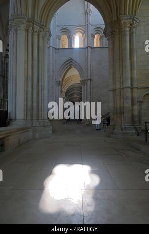 La maestosa Basilica di Sainte-Marie-Madeleine (Abbaye Sainte-Marie-Madeleine de Vézelay) in cima alla collina, Vezelay FR Foto Stock