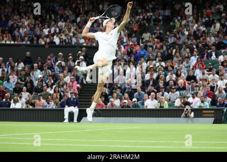 Wimbledon, Royaume University. 3 luglio 2023. Jannik Sinner (Ita) durante i Campionati di Wimbledon 2023 il 3 luglio 2023 presso l'All England Lawn Tennis & Croquet Club di Wimbledon, Inghilterra - foto Antoine Couvercelle/DPPI Credit: DPPI Media/Alamy Live News Foto Stock