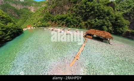 Vista aerea del canyon del fiume Shala, situato nella contea di Kukes in Albania, vicino al confine con il Montenegro e il Kosovo. Foto Stock