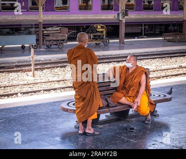 Monaci che viaggiano su ferrovie tailandesi dalla stazione ferroviaria di Hua Lamphong a Bangkok Foto Stock