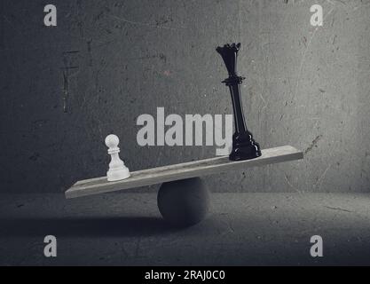 Il pedone bianco vince le figure scacchistiche della regina nera. rendering 3d. Foto Stock